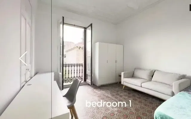 Mutfak; mutfak aletleri, ahşap zemin, doğal ışık, modern stil