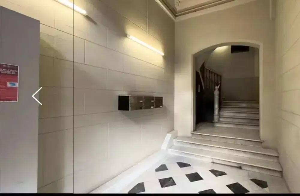 Keuken; keukenapparatuur, houten vloer, natuurlijk licht, moderne stijl