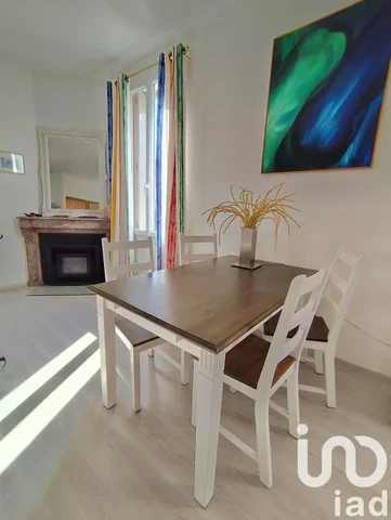 Cucina; elettrodomestici, pavimento in legno, luce naturale, stile moderno