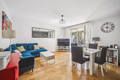 مطبخ; أجهزة المطبخ, أرضية خشبية, ضوء طبيعي, أسلوب عصري