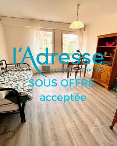 Kuhinja; kuhinjski aparati, drveni pod, prirodno svjetlo, moderni stil