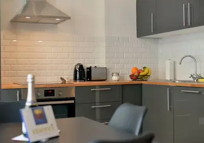 مطبخ; أجهزة المطبخ, أرضية خشبية, ضوء طبيعي, أسلوب عصري