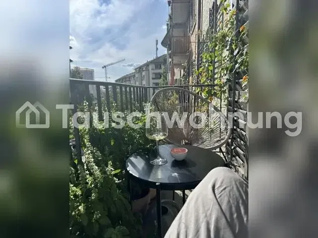 غرفة معيشة; أرضية خشبية, ضوء طبيعي, أسلوب عصري