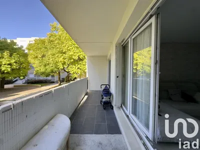 Kuchyně; kuchyňské spotřebiče, dřevěná podlaha, přirozené světlo, moderní styl