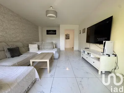 Kuchyně; kuchyňské spotřebiče, dřevěná podlaha, přirozené světlo, moderní styl