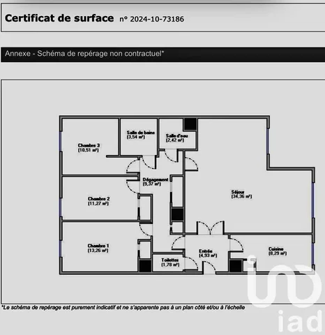 Kuchyně; kuchyňské spotřebiče, dřevěná podlaha, přirozené světlo, moderní styl
