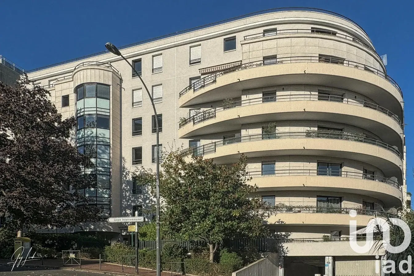 Cuisine; électroménager, carrelage, lumière naturelle, style moderne