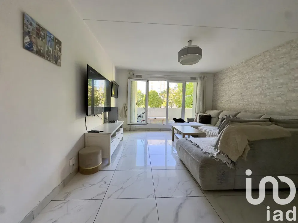 Kuchyně; kuchyňské spotřebiče, dřevěná podlaha, přirozené světlo, moderní styl