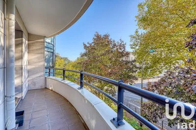 Cuisine; électroménager, parquet, lumière naturelle, style moderne