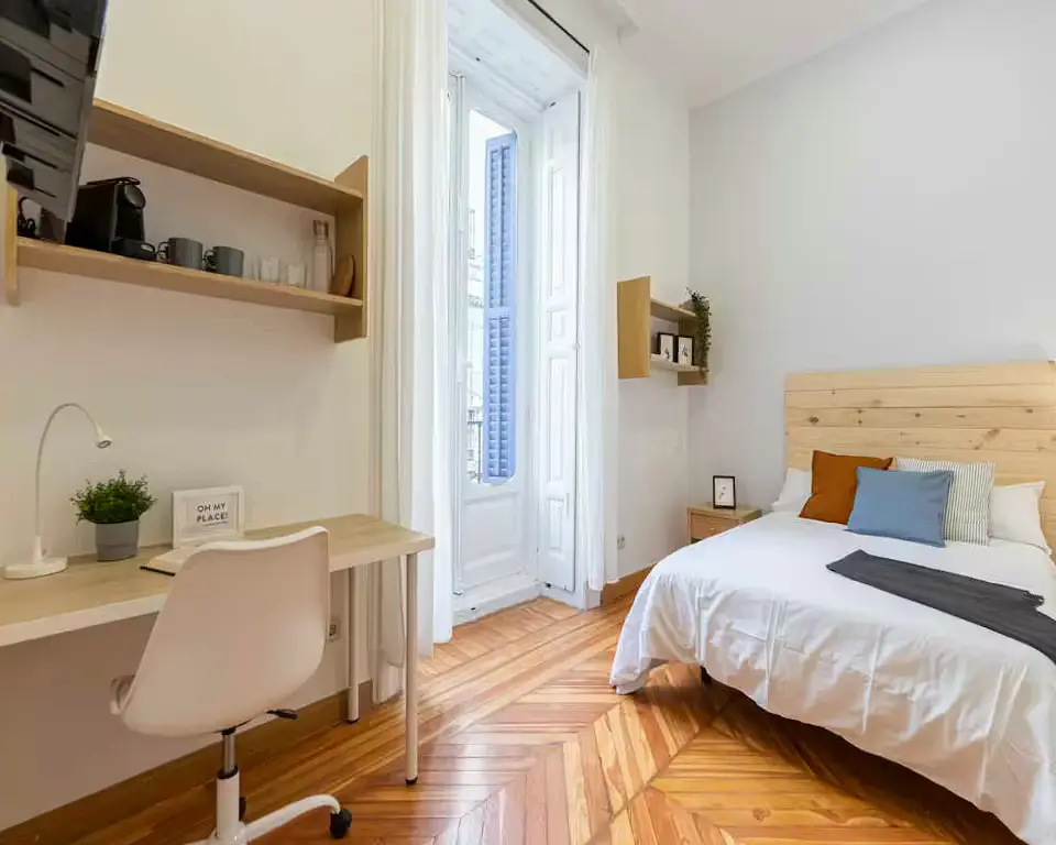 Wohnzimmer; holzboden, tageslicht, moderner stil