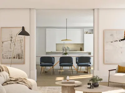 Kuhinja; kućanski aparati, drveni pod, prirodna svjetlost, moderan stil