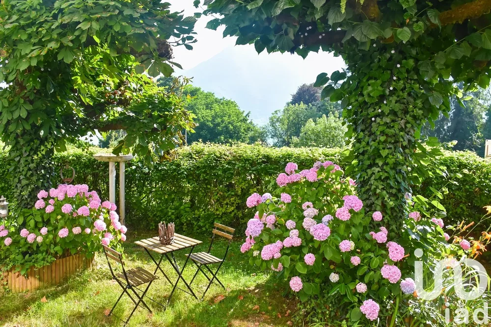 Mutfak; mutfak aletleri, ahşap zemin, doğal ışık, modern stil