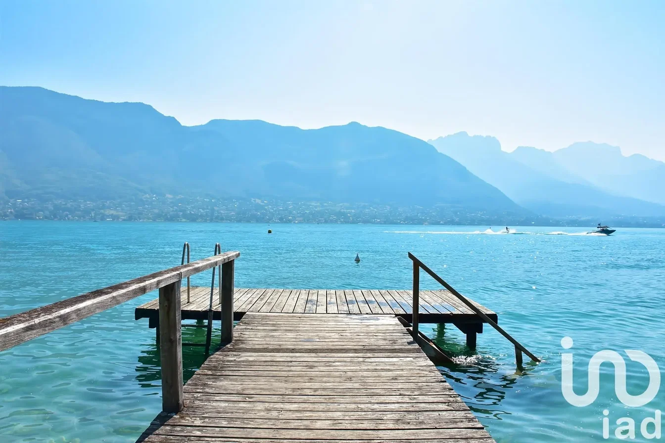 Mutfak; mutfak aletleri, ahşap zemin, doğal ışık, modern stil