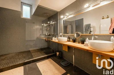 Mutfak; mutfak aletleri, ahşap zemin, doğal ışık, modern stil