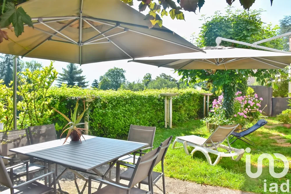 Mutfak; mutfak aletleri, ahşap zemin, doğal ışık, modern stil