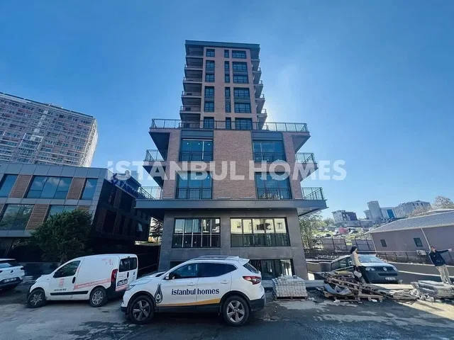 Kuchyňa; kuchynské spotrebiče, drevená podlaha, prirodzené svetlo, moderný štýl