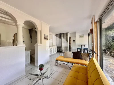 Кухиња; кухињски апарати, дрвени под, природно светло, модерни стил