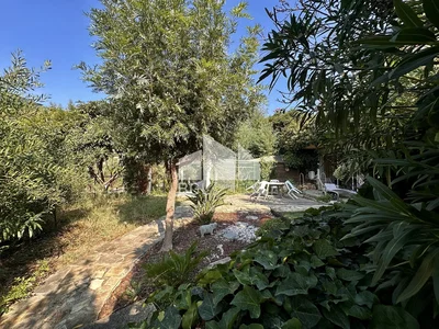 Кухиња; кухињски апарати, плочице, природно светло, модерни стил