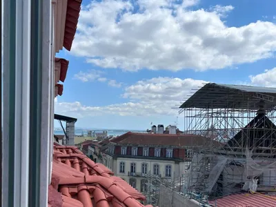 Küche; küchengeräte, holzboden, tageslicht, moderner stil