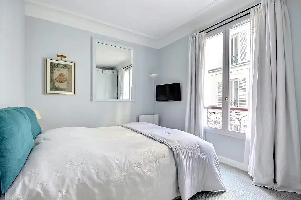 Kuhinja; kuhinjski aparati, drveni pod, prirodno svjetlo, moderni stil