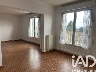 Kuchyně; kuchyňské spotřebiče, dřevěná podlaha, přirozené světlo, moderní styl