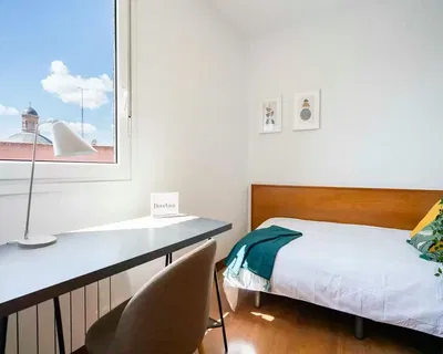 Küche; küchengeräte, holzboden, tageslicht, moderner stil