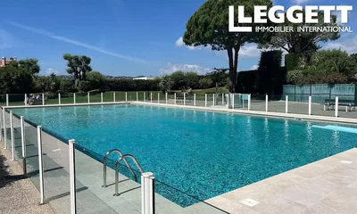 Kuchyně; kuchyňské spotřebiče, dřevěná podlaha, přirozené světlo, moderní styl