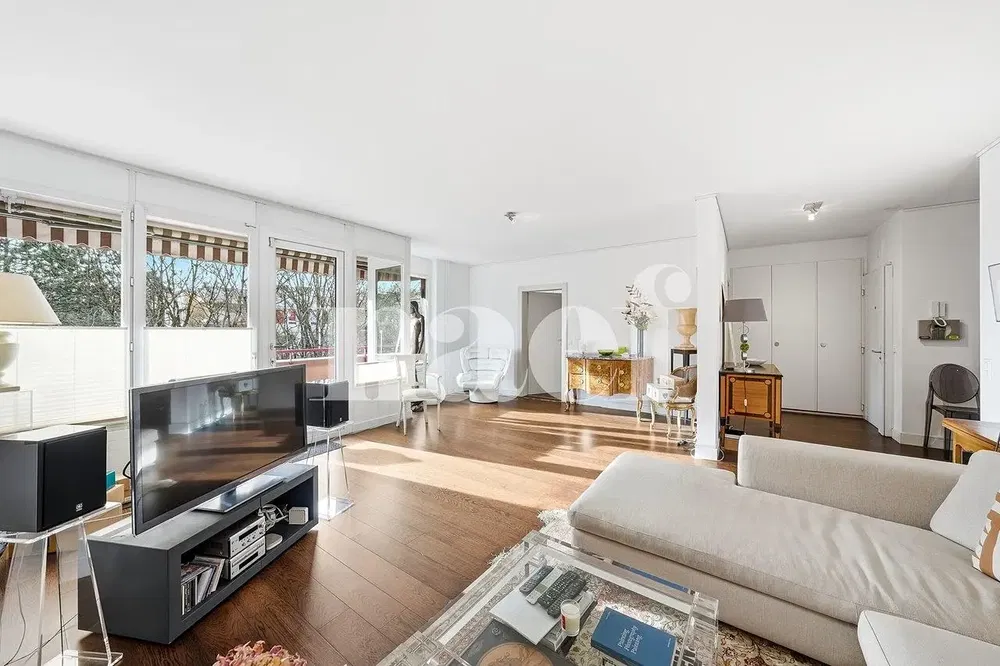 Kuhinja; kuhinjski aparati, drveni pod, prirodno svjetlo, moderni stil