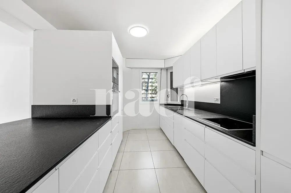 Keuken; keukenapparatuur, houten vloer, natuurlijk licht, moderne stijl