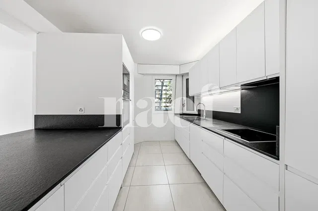 Cozinha; eletrodomésticos, chão de madeira, luz natural, estilo moderno