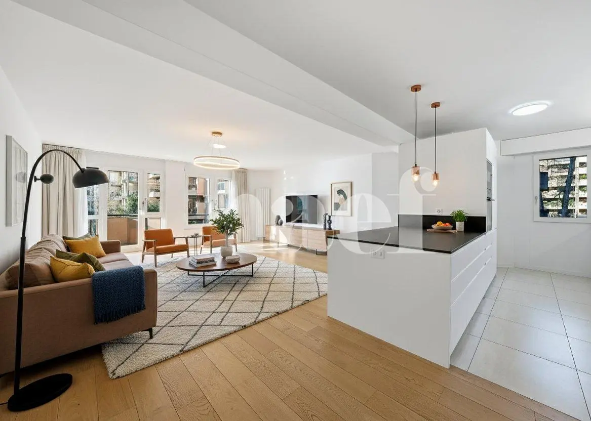 Keuken; keukenapparatuur, houten vloer, natuurlijk licht, moderne stijl