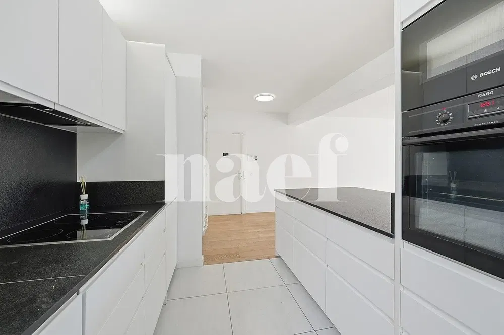 Woonkamer; houten vloer, natuurlijk licht, moderne stijl