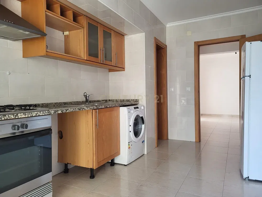 Кухня; кухненски уреди, дървен под, естествена светлина, модерен стил