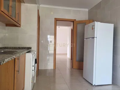 Кухня; кухненски уреди, дървен под, естествена светлина, модерен стил