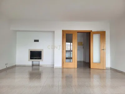 Кухня; кухненски уреди, дървен под, естествена светлина, модерен стил