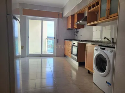 Кухня; кухненски уреди, дървен под, естествена светлина, модерен стил