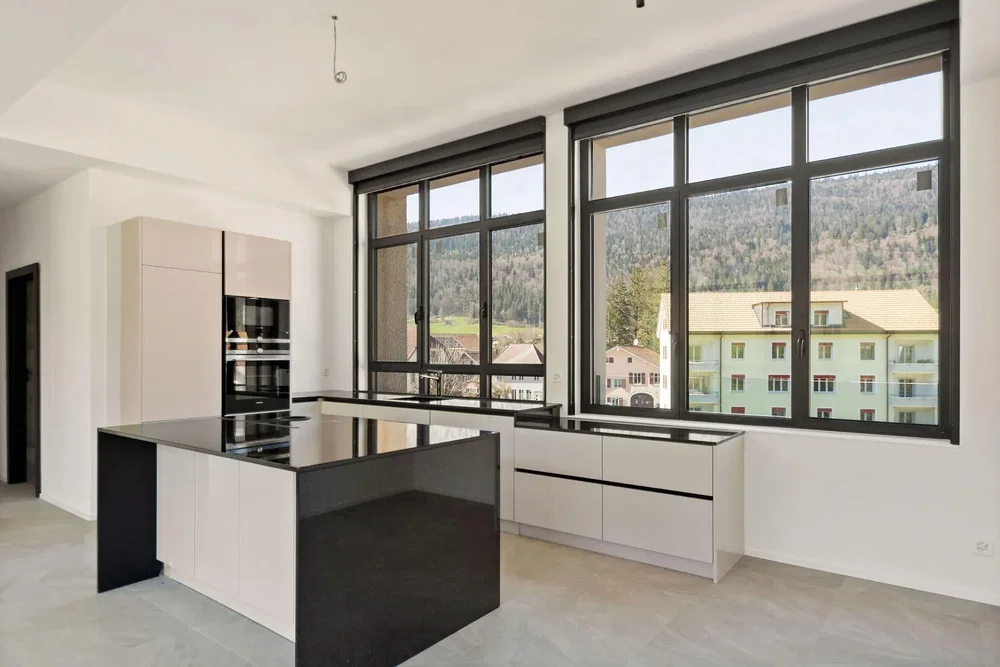 Cuisine; électroménager, carrelage, lumière naturelle, style moderne