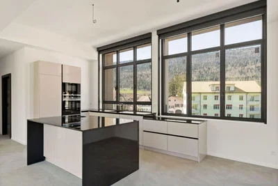 Cuisine; électroménager, carrelage, lumière naturelle, style moderne