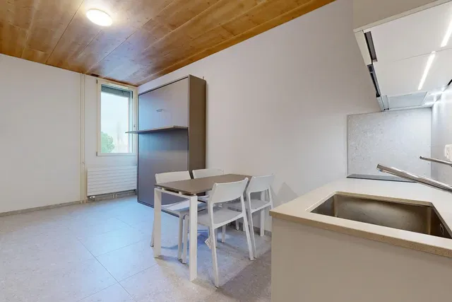 Mutfak; mutfak aletleri, ahşap zemin, doğal ışık, modern stil