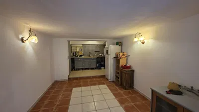 Küche; küchengeräte, holzboden, tageslicht, moderner stil