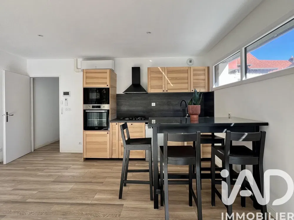 Küche; küchengeräte, holzboden, tageslicht, moderner stil