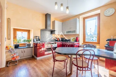 Küche; küchengeräte, holzboden, tageslicht, moderner stil