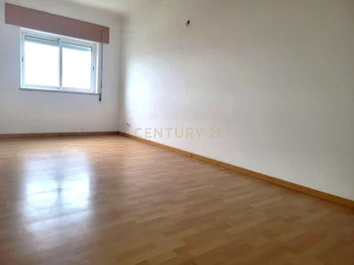 Kuchyně; kuchyňské spotřebiče, dřevěná podlaha, přirozené světlo, moderní styl