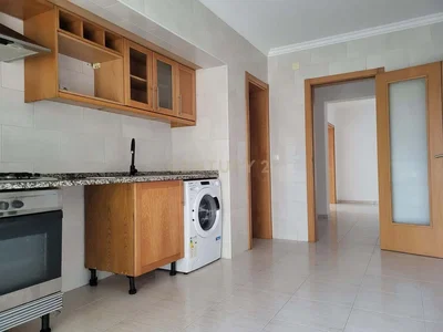 Obývací pokoj; dřevěná podlaha, přirozené světlo, moderní styl