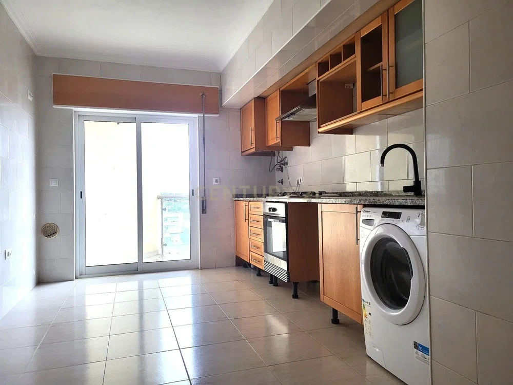 Kuchyně; kuchyňské spotřebiče, dřevěná podlaha, přirozené světlo, moderní styl