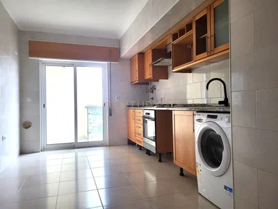 Kuchyně; kuchyňské spotřebiče, dřevěná podlaha, přirozené světlo, moderní styl