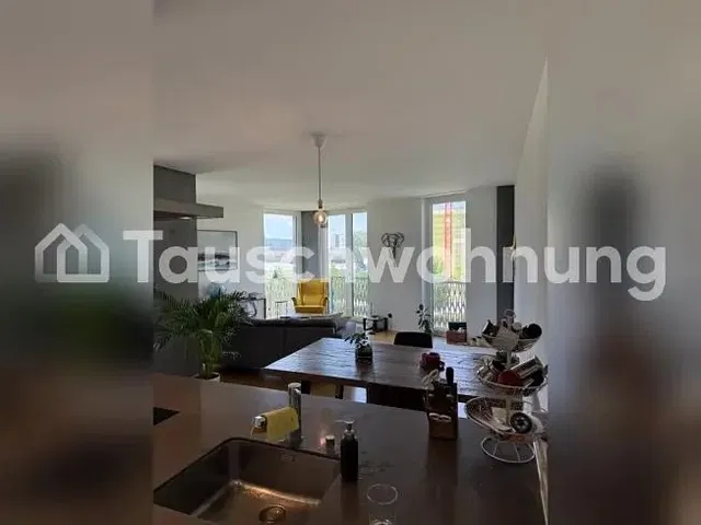 Kuhinja; kuhinjski aparati, drveni pod, prirodno svjetlo, moderni stil