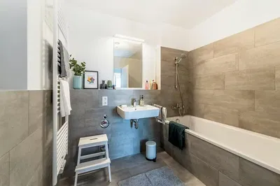 Küche; küchengeräte, holzboden, tageslicht, moderner stil