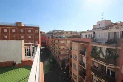 Cucina; elettrodomestici, pavimento in legno, luce naturale, stile moderno