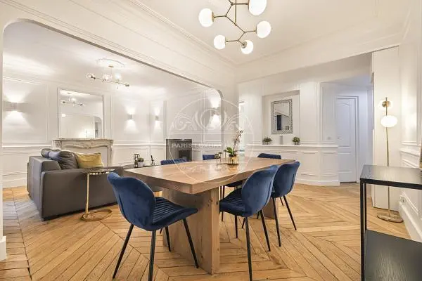 Cuisine; électroménager, parquet, lumière naturelle, style moderne